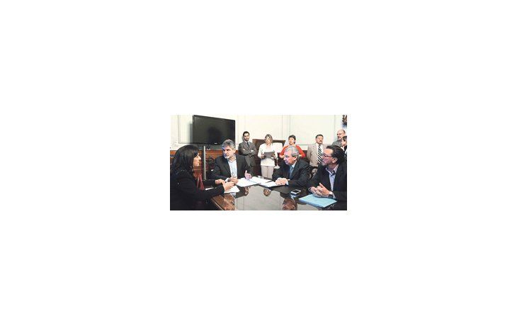 Daniel Filmus, Pedro Guastavino y Marcelo Fuentes encabezaron ayer en el Senado la  Comisión de Relaciones Exteriores. También recibieron a familiares de los activistas de Greenpeace detenidos en Rusia.