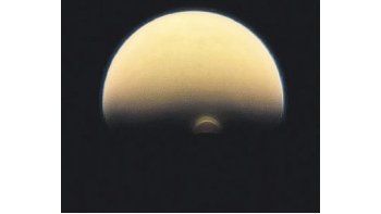 La nube de hielo que cubre una de las lunas de Saturno, abre las puertas a nuevas investigaciones sobre este planeta
