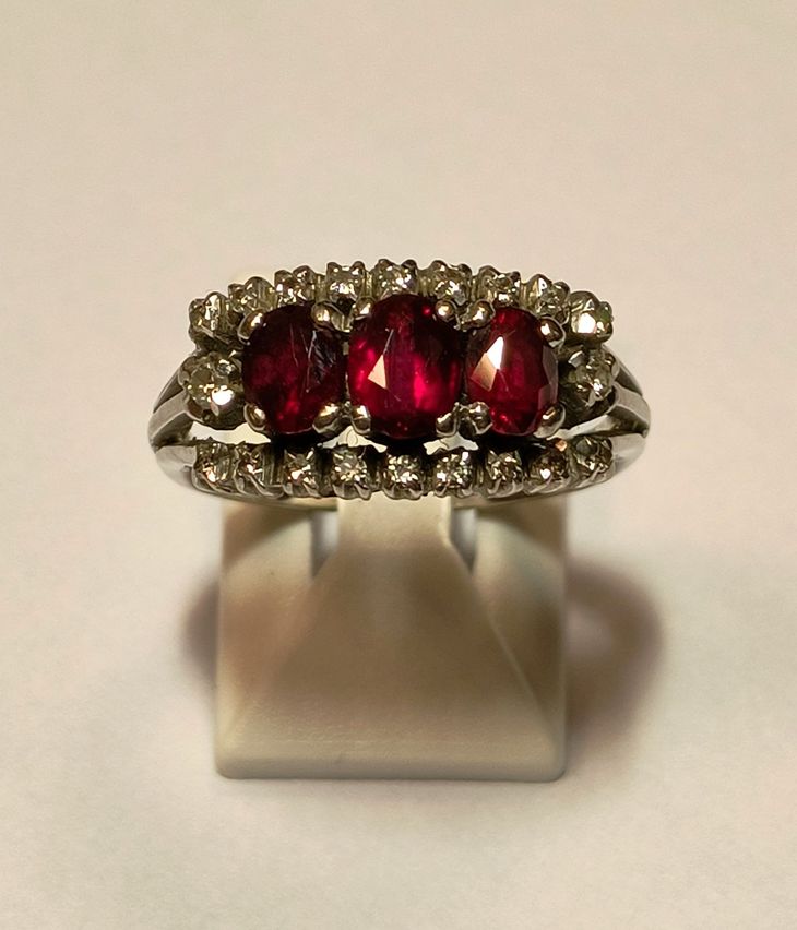Jewelry is auctioned with prices starting at 300 thousand pesos. Jewelry is auctioned with prices starting at 300 thousand pesos.