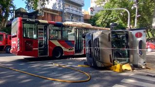 Un colectivo y una camioneta chocaron fuertemente en Almagro.&nbsp;