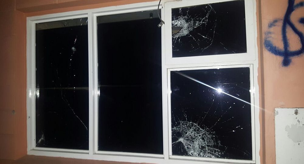 Rompieron vidrios y puertas, relató la gobernadora santacruceña.