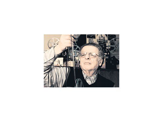 El documental de Roberto Ángel Gómez no es sobre un coleccionista encerrado en su mundo, como podría pensarse, sino sobre un apasionado abierto a todo el mundo.