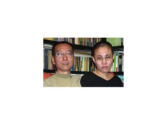 La  mujer del disidente chino, Liu Xiaobo, premiado el viernes se reunió para comunicarle la concesión del galardón a su pareja