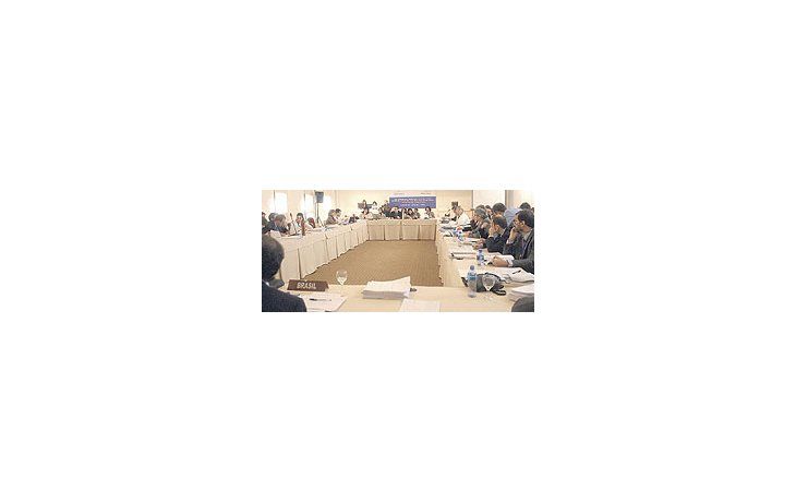Comenzó ayer el tramo formal de la Cumbre del Mercosur con la deliberación del GrupoMercado Común. Comisión de embajadores ya delineó la agenda oficial y la paralela, incluyendoel acto con Hugo Chávez, Evo Morales y Fidel Castro.
