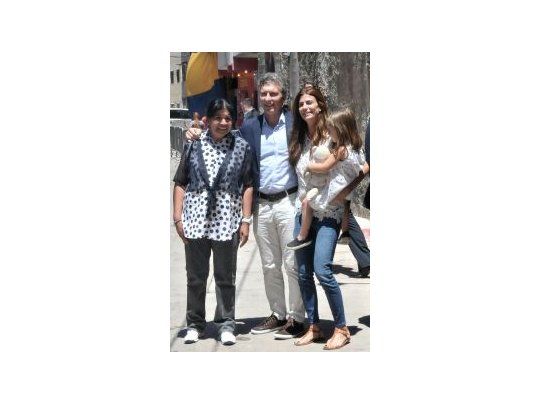 Mauricio Macri, junto a su mujer Juliana Awada y su hija Antonia, visitó el comedor comunitario de Margarita Barrientos, Los Piletones.