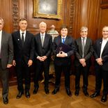 El CEO de JP Morgan y directivos del organismo se reunieron con Javier Milei, Pablo Quirno y Luis Caputo. El CEO de JP Morgan y directivos del organismo se reunieron con Javier Milei, Pablo Quirno y Luis Caputo.