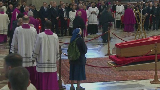 Una monja, amiga de Francisco, rompió el protocolo para despedirlo