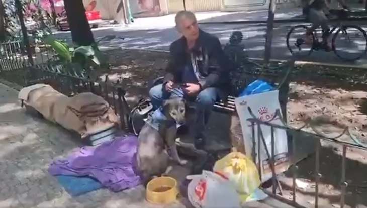 El actor Alejandro Landeros vive en situación de calle con sus mascotas. El actor Alejandro Landeros vive en situación de calle con sus mascotas.