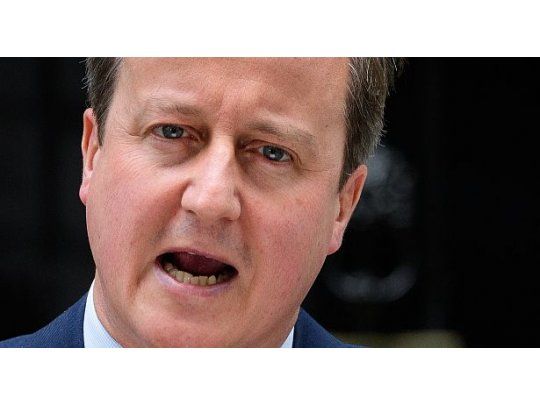 Golpeado, Cameron anunció su renuncia