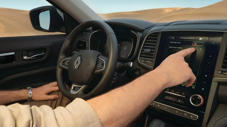 In addition, the new emblem of the rhombus brand is integrated into details such as the steering wheel and vehicle card. In addition, the new emblem of the rhombus brand is integrated into details such as the steering wheel and vehicle card.