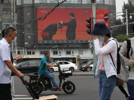 CADENA. Pantallas gigantes en Pekín retransmitieron una de las celebraciones realizadas en el estadio El Nido.&nbsp;&nbsp;