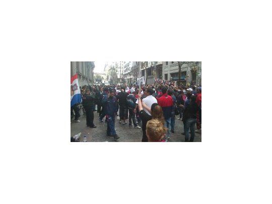 Los hinchas de San Lorenzo se agolparon en la puerta de la Legislatura Porteña. (Foto gentileza: @SanLorenzoClub).
