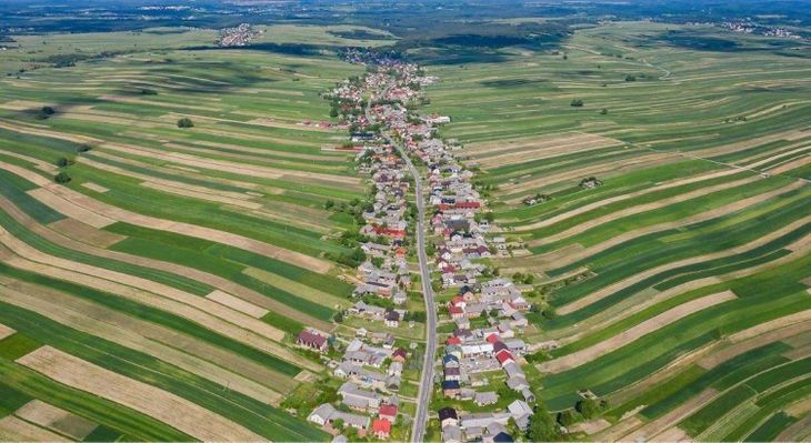 La ruta Olkuska (773) atraviesa de punta a punta Suoszowa, el único pueblo del mundo donde sus 6.000 habitantes se distribuyen sobre una sola calle La ruta Olkuska (773) atraviesa de punta a punta Suoszowa, el único pueblo del mundo donde sus 6.000 habitantes se distribuyen sobre una sola calle