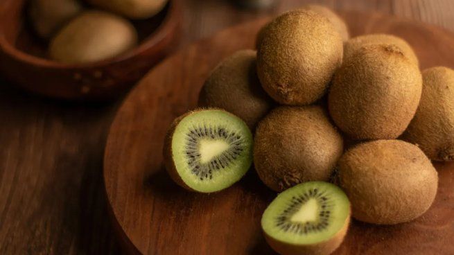 El kiwi favorece la producción de colágeno, cuida la piel y aumenta las endorfinas.