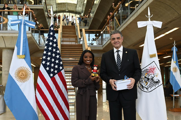 Simone BIles junto a Jorge Macri Simone BIles junto a Jorge Macri