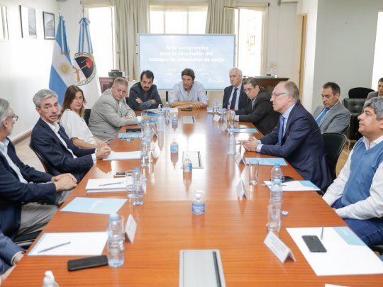 El Gobierno Nacional, YPF, la Federaci&oacute;n de camioneros y las c&aacute;maras del sector firmaron el acta compromiso para el transporte