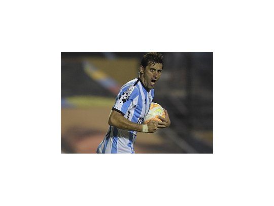 Milito anotó el primero de la remontada de Racing.