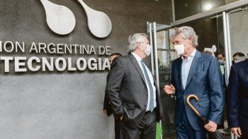 Suero. Alberto Fernández recorrió ayer al mediodía junto al empresario Hugo Sigman las instalaciones de la compañía biotecnológica Inmunova, en el campus de la Universidad Nacional de San Martín.&nbsp;
