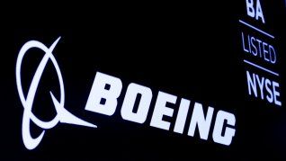 En medio de una fuerte crisis, Boeing anunció la renuncia de su director general.