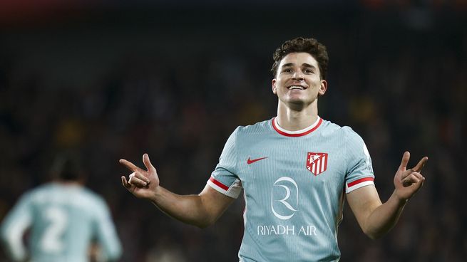 Julián Álvarez marcó dos goles para el Atlético de Madrid, el primero con un tiro libre magistral.