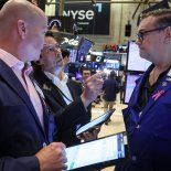 Nasdaq planea ampliar el horario de 16 a 23 horas, cinco días a la semana. Nasdaq planea ampliar el horario de 16 a 23 horas, cinco días a la semana.