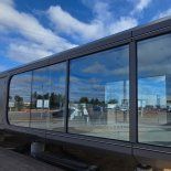 Un modelo en exhibición en el partido de Tigre: unidad cápsula montada en un predio urbano, con estructura metálica y cerramientos vidriados de alta resistencia Un modelo en exhibición en el partido de Tigre: unidad cápsula montada en un predio urbano, con estructura metálica y cerramientos vidriados de alta resistencia