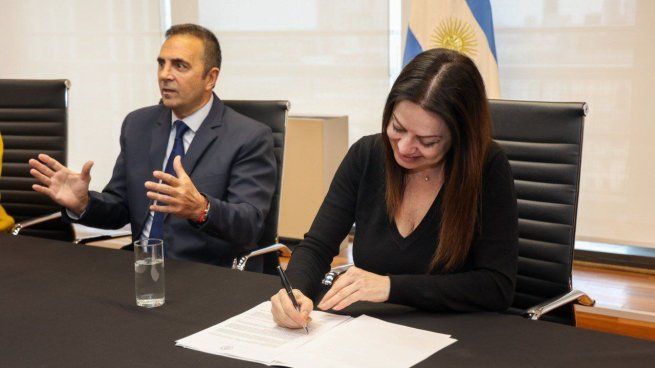 La ministra Sandra Pettovello encabezó la firma del acuerdo con directivos de Arcos Dorados, operadora de McDonald’s en Argentina.