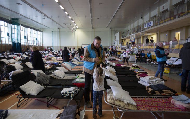 Centro de recepción de personas refugiadas que huyen de Ucrania en una escuela de Medyka, Polonia.