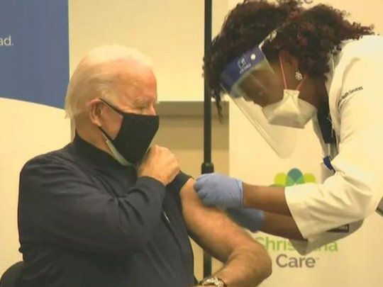 Joe Biden recibió la primera dosis de la vacuna de Pfizer contra el Covid-19 en los EEUU.