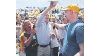 Mauricio Macri junto a Horacio R. Larreta en el Skate Park del barrio de Mataderos, el sábado, en el cierre porteño de su campaña.