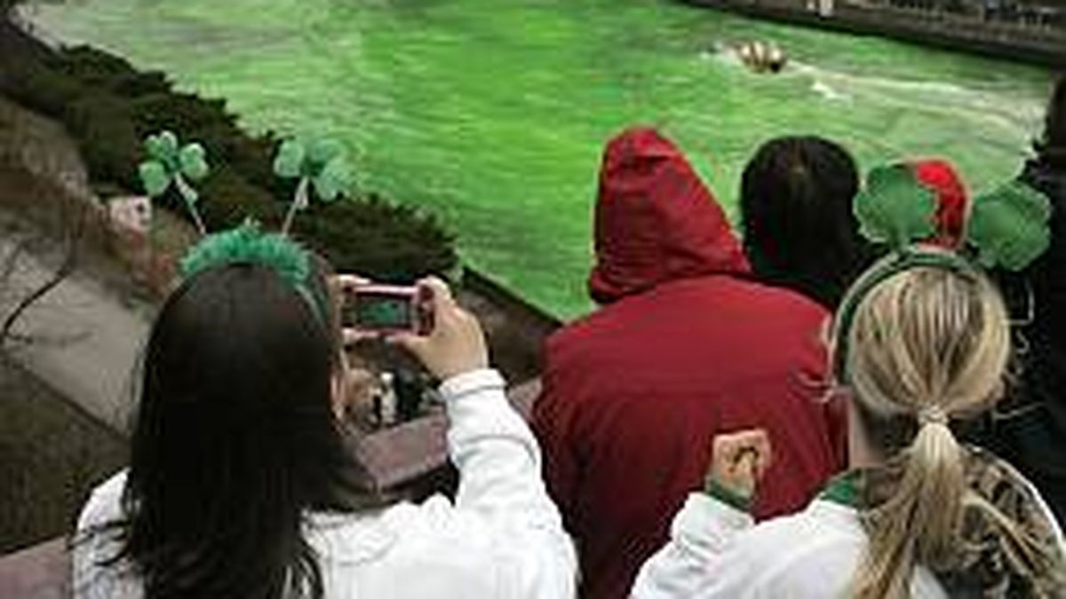 El río Chicago se tiñó de verde por el Día de San Patricio