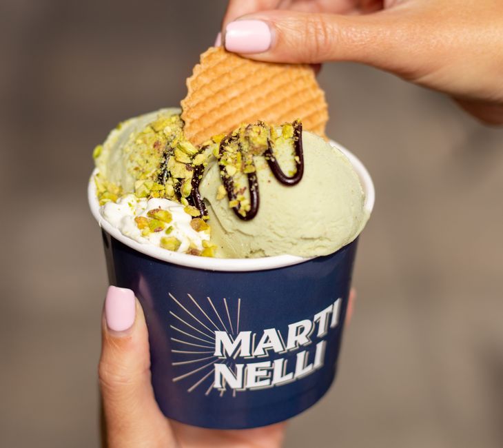 El helado de pistacho que se destaca en la heladería. El helado de pistacho que se destaca en la heladería.