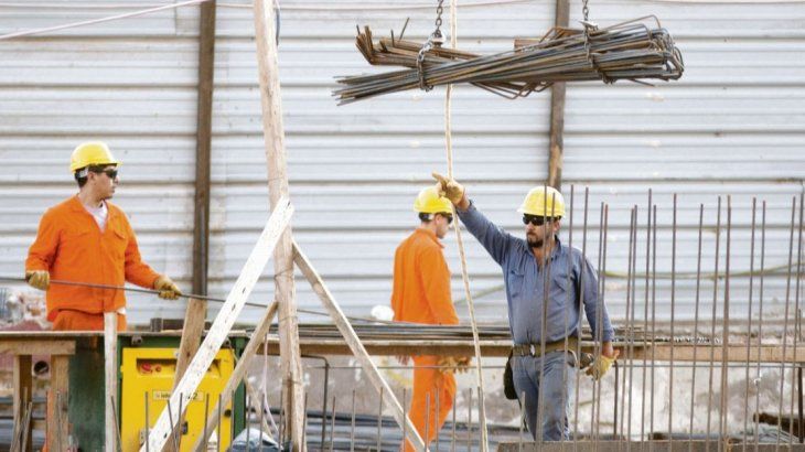 Asalariados. En las empresas privadas hubo 117.000 empleos menos.