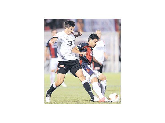 Bruno Urribarri lucha con Pedro Benítez. En un partido discreto, Cerro Porteño derrotó 2 a 1 a Colón y lo eliminó.