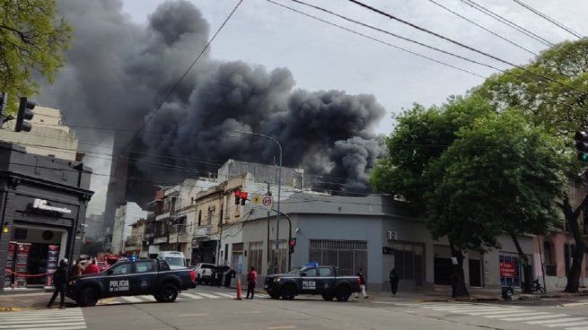 Un fuerte incendio se inició en Parque Patricios. 