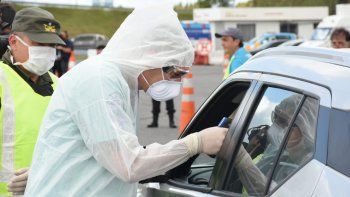 Personal vial intercepta los vehículos a su paso y proceden a la toma de la temperatura del conductor.
