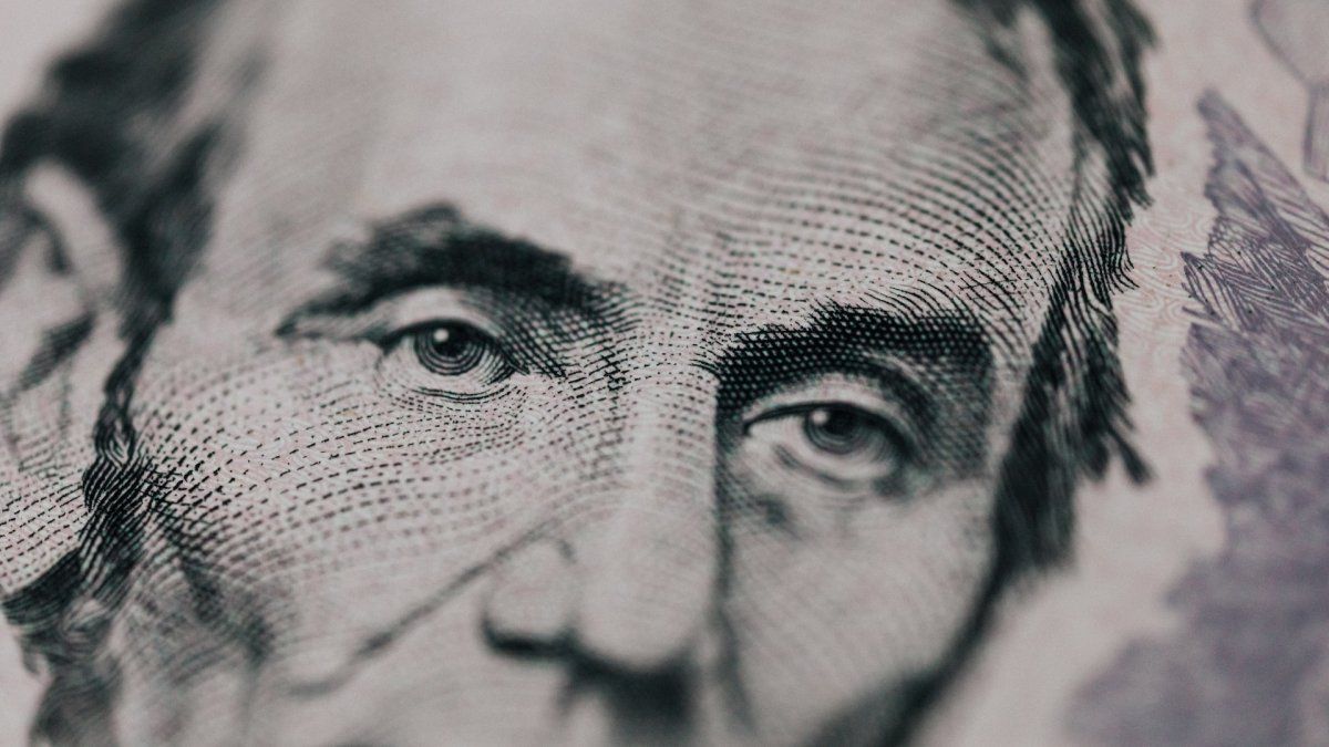 El súper dólar cayó por quinta jornada consecutiva y tocó mínimos en un mes