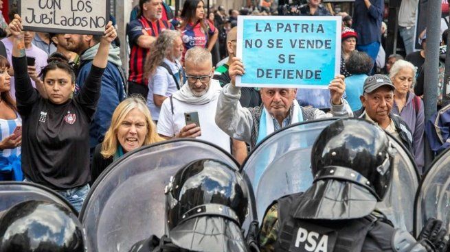 Los jubilados vuelven a marchar al Congreso contra el veto de Javier Milei.