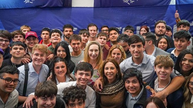 Karina Milei encabezó el acto junto a estudiantes secundarios.