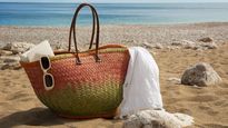 Al estar hecho de plástico, el bolso playero común trae efectos negativos para el medioambiente.