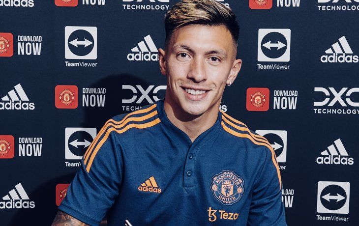 Firma. Lisandro Martínez llegó a Manchester United en una de las transferencia récord de la Premier League.