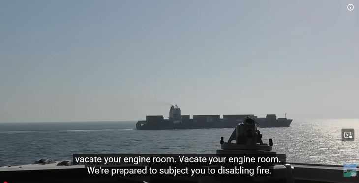 La armada norteamericana avisando al carguero Touska que despejen la sala de máquinas, instantes antes de lanzar una granada de aviso y un misil. La armada norteamericana avisando al carguero Touska que despejen la sala de máquinas, instantes antes de lanzar una granada de aviso y un misil.