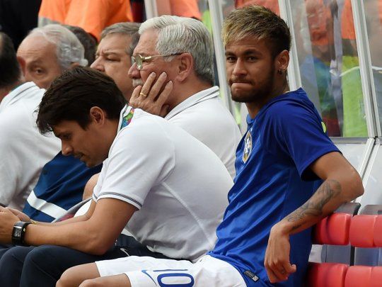 Neymar podría perderse la Copa América en Brasil por su lesión.