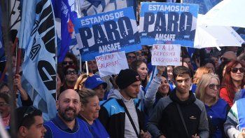 Paritarias. La propuesta salarial elevada al conjunto de los estatales, en la revisión de la paritaria, llegó al 77%. Los docentes la rechazaron.