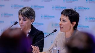 Mayra Mendoza presentó el proyecto de ley Ema junto a la madre de la adolescente Ema Bondaruk. Mayra Mendoza presentó el proyecto de ley Ema junto a la madre de la adolescente Ema Bondaruk.