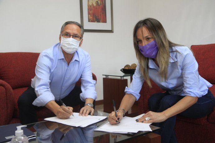 Ambos funcionarios firmaron un convenio para continuar con obras de saneamiento en Ituzaingó.