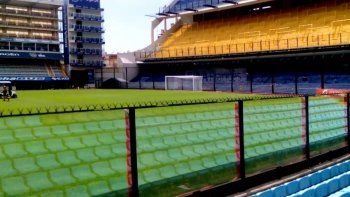 El personal del club comenz&oacute; a desmontar los vidrios que separaban a la platea baja del campo de juego.