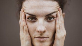 Qué dice la psicología sobre tocarse la cara mientras pensas en algo.  Qué dice la psicología sobre tocarse la cara mientras pensas en algo.