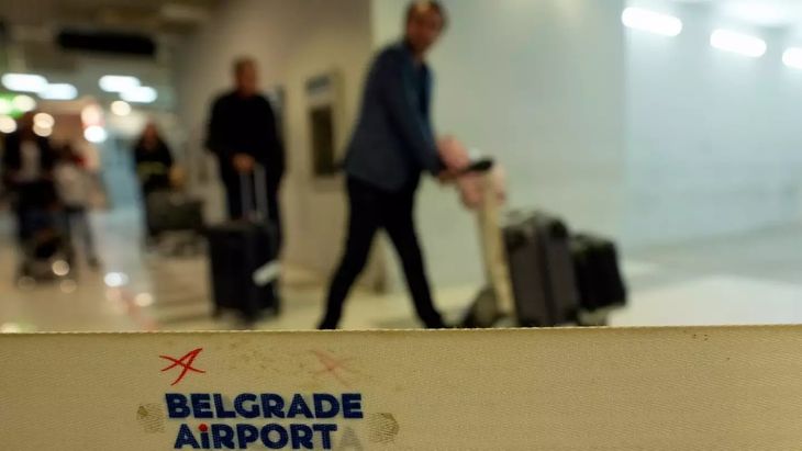 Pasajeros procedentes de Moscú llegan a Belgrado.