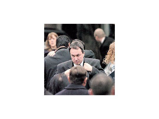 En su primer día completo como ministro desde que juróal cargo, Miguel Peirano estuvo ayer en el acto central porun nuevo aniversario del atentado a la AMIA.